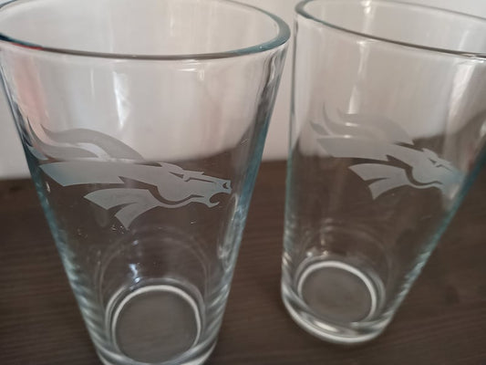 SET Denver Broncos Pint Beer Glasses Etched Tumblers Drinkware 16 oz. Cocktail Mixing Glass